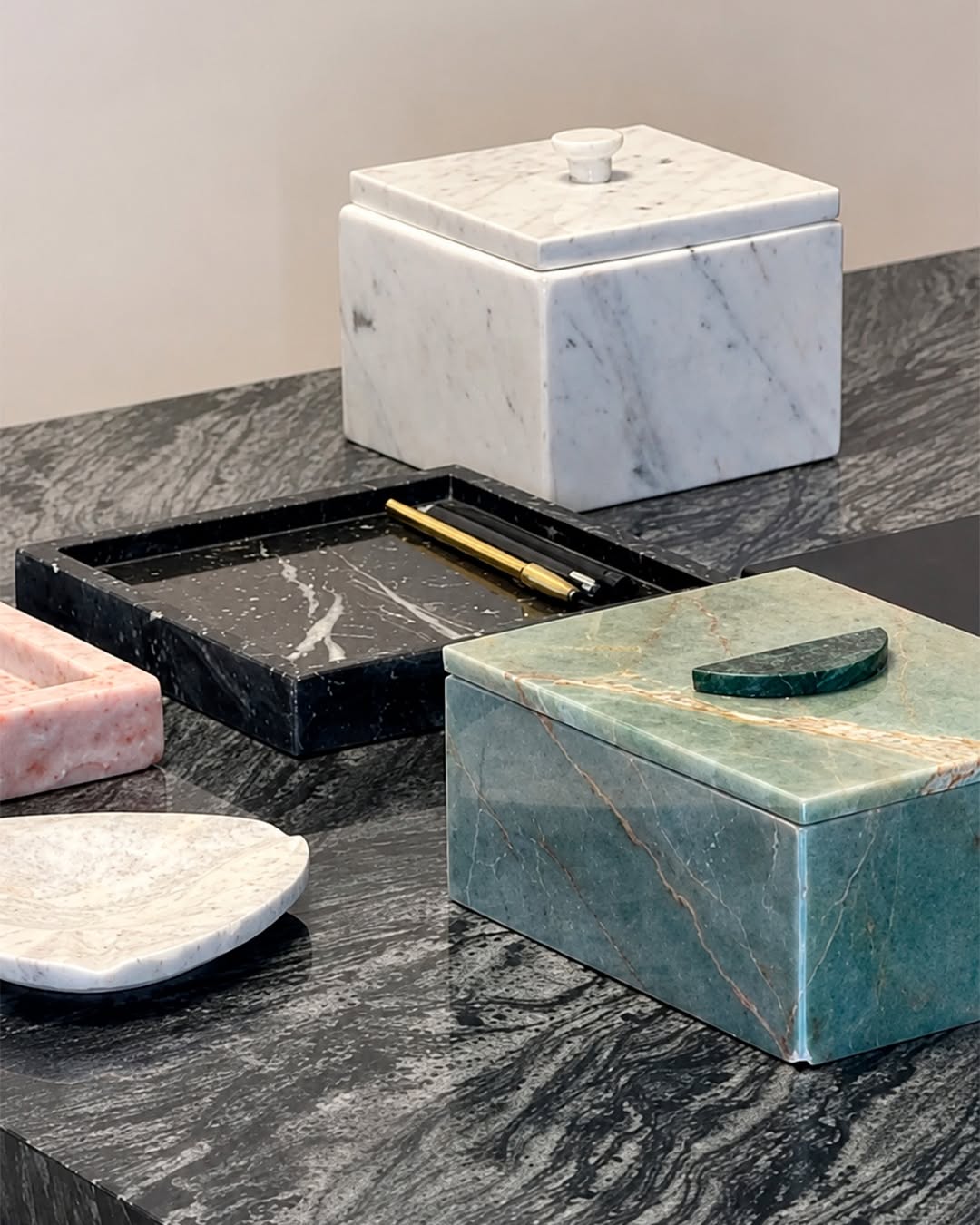 Caixas e bandejas decorativas em mármore branco, verde e preto