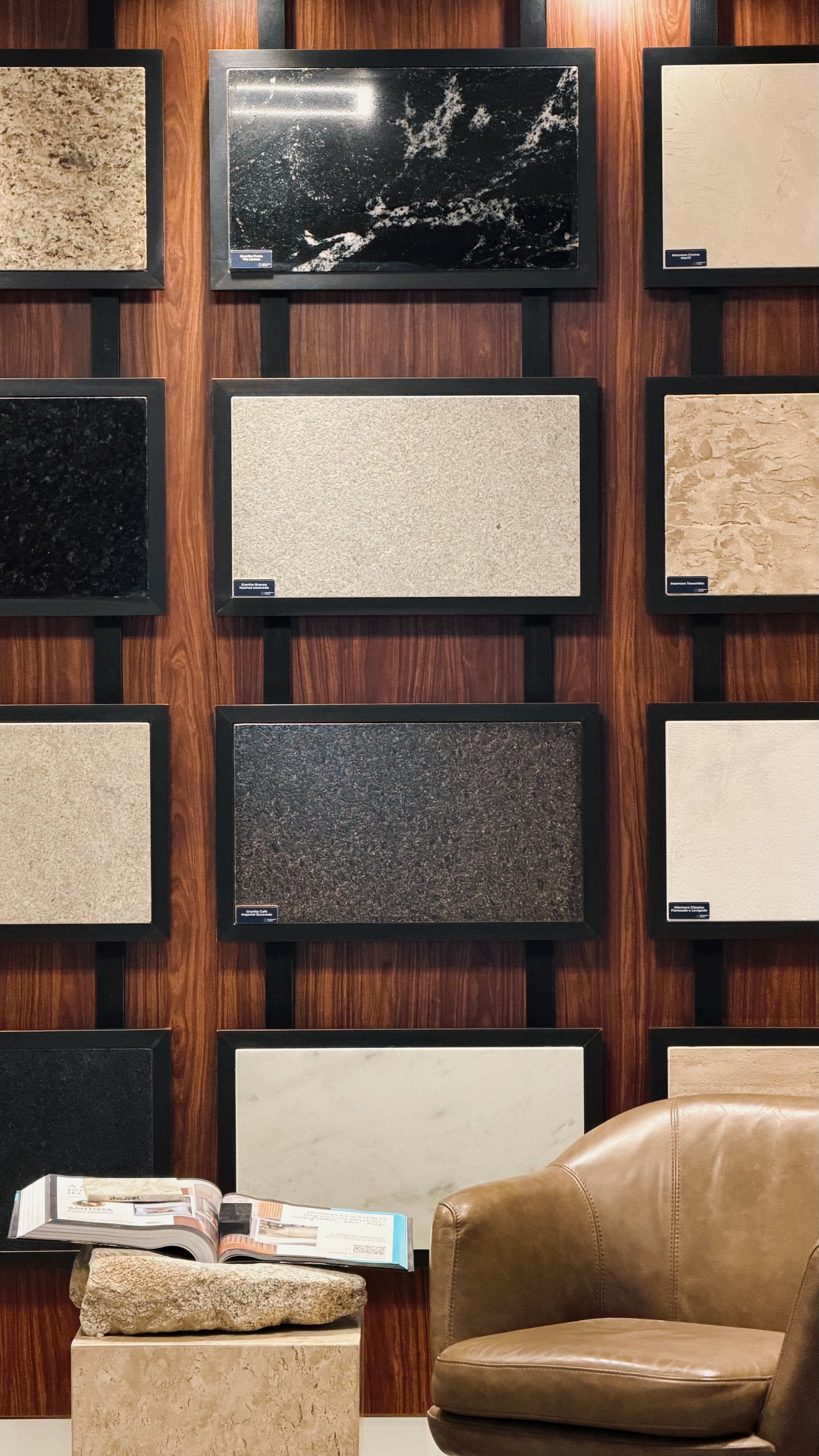 Showroom da Marmoraria Santista com amostras de mármores e granitos