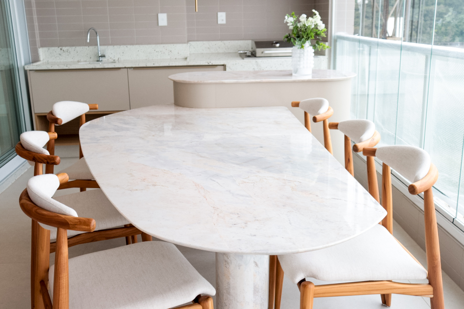 Mesa monolítica em quartzito branco em varanda gourmet